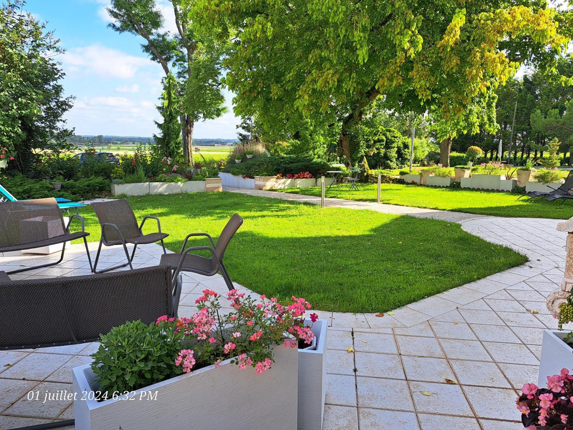 Apartamento La Metairie Au Milieu Des Vignes Réaux Exterior foto